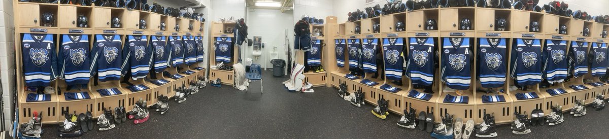 Keepemsharp's tweet image. Players said they preferred the look of the jerseys tied back accentuating the team logo, league logo and any C or A over the jerseys hung with the numbers propped up. I agree it looks clean. ⁦@NAHLHockey⁩ ⁦@nhmountainkings⁩ #family