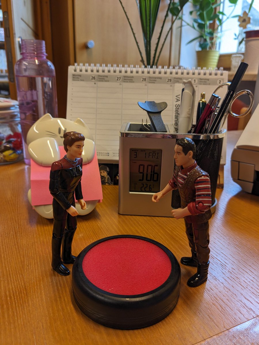 Steffilovesamy's tweet photo. Take Your Action Figure to Work Day🥰!
The Captain and her angry warrior have to deal with very old-fashioned office equipment, but they do their best as always
#AFWD24
#AFWD
#JanewayandChakotay
#MakeJChappen
#JCdeservedbetter
#StarTrekVoyager https://t.co/o8nBZZzzAI