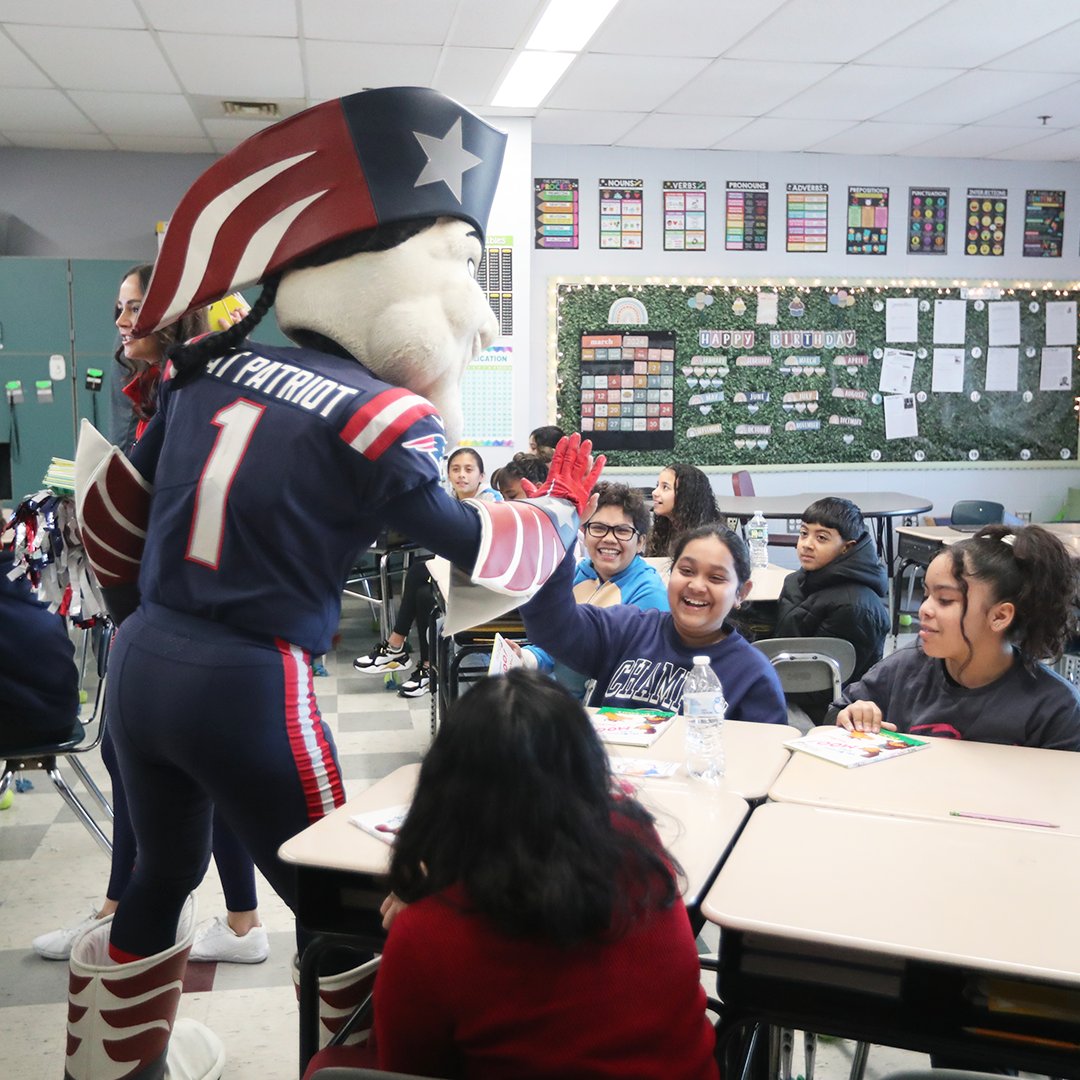 Students at the Lafayette School in Everett got to #TackleReading today to celebrate the birthday of #DrSeuss! The school received a visit from Patriots Alumni Max Lane, @PatsCheer and @PatPatriot. Together they read the book 'Green Eggs and Ham' to students.