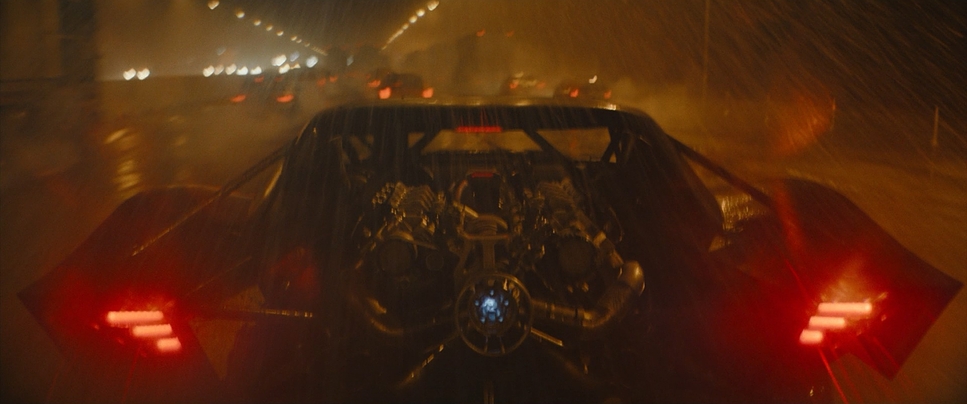 imPatrickT's tweet image. Fraser confirmed using the re-housed soviet Helios lens again in DUNE: PART TWO - he previously used it for some sequences for THE BATMAN. 
You can always spot this lens from the wild swirly bokeh, and ever since trailer 2 this shot of Walken screamed Helios 44-2.