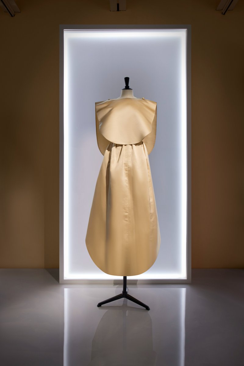 Couture clients get what they want this dress-and-cape ensemble was no exception. The gown's asymmetrical skirt featuring the famous high-low hemlines #Balenciaga often incorporated in his evening wear. Couture clients get what they want this dress-and-cape ensemble was no exception. The gown's asymmetrical skirt featuring the famous high-low hemlines #Balenciaga often incorporated in his evening wear.