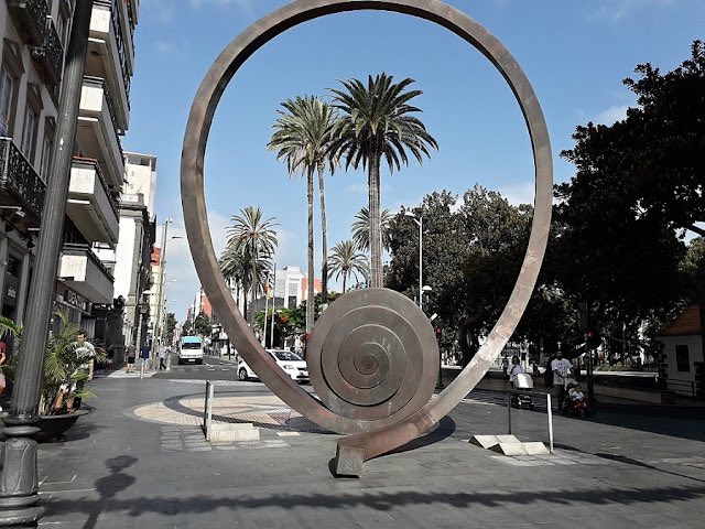 La espiral es el principal elemento formal en el trabajo de escultor canario, Martín Chirino (1925-2019). Allí confluyen la abstracción y la presencia ancestral de la naturaleza y la cultura de su región natal.  artedecercanias.com/2023/03/martin…