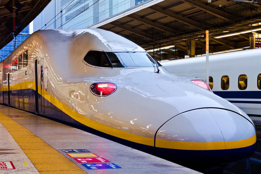 Waarom hebben de hoge snelheidstreinen, ook wel “bullet trains”, in Japan 🇯🇵 van de aparte neuzen? 🧐 Dan kunnen ze snellerrr 💨… denk je vast. Nouuuuu nee. De route van deze treinen bestaat uit veel tunnels in dichtbevolkte gebieden. Wanneer een trein met hoge snelheid door