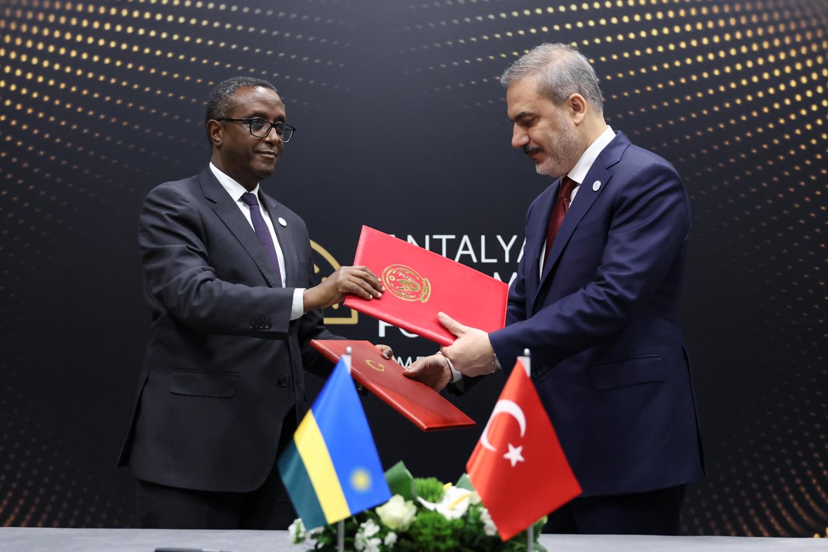 🇷🇼 🇹🇷 On the sidelines of the Antalya Diplomatic Forum #ADF24, Minister @Vbiruta held a bilateral meeting with his counterpart from Türkiye, H.E. @HakanFidan. Together they signed a Memorandum of Understanding in the field of Health and Medical Sciences.