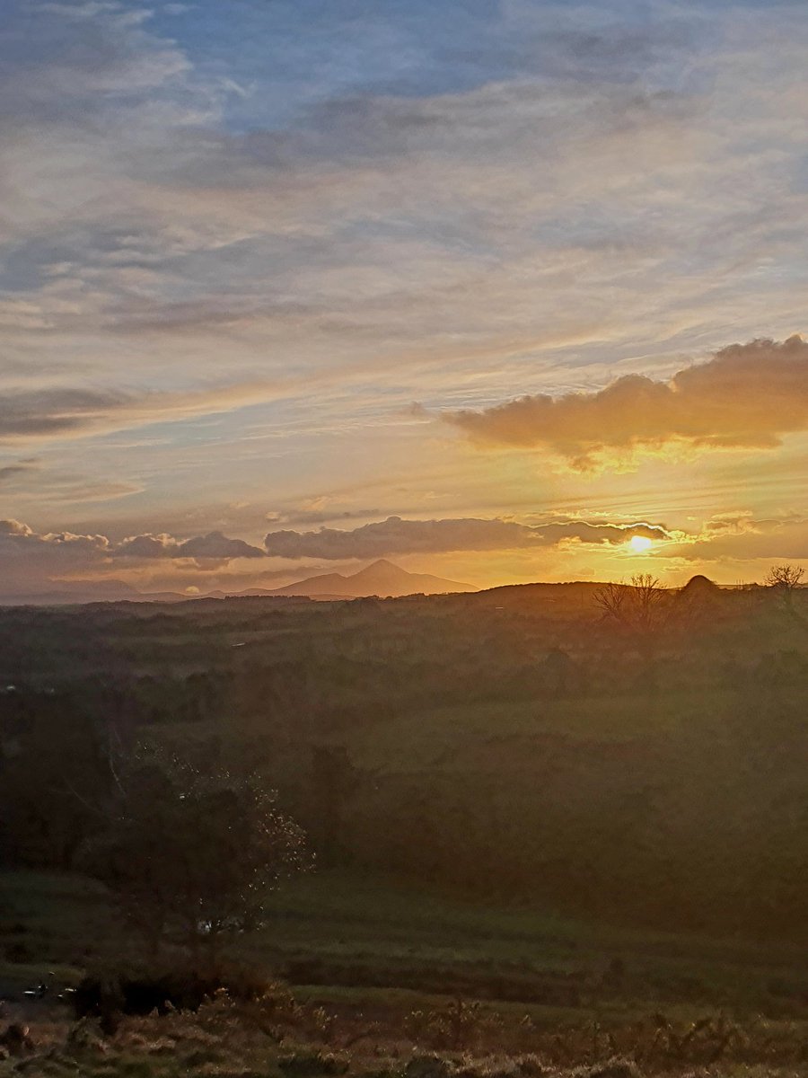 Anois teacht an Earraigh, Beidh an lá dúl chun shíneadh... #March1st #spring #raftery 💚❤️🌄⛰️