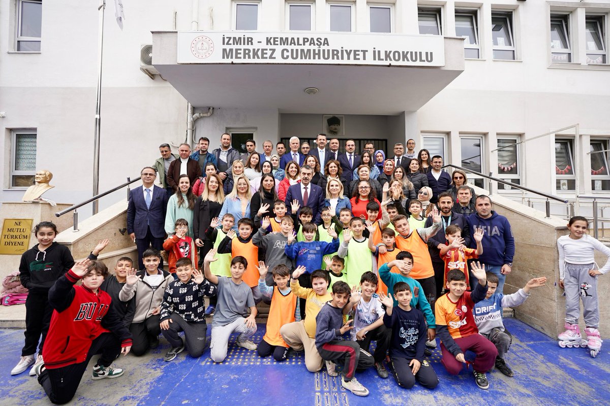 Millî Eğitim Bakanımız Sayın Yusuf Tekin, Kemalpaşa Merkez Cumhuriyet İlkokulu'nu ziyaret ederek öğretmen ve öğrencilerimizle bir araya geldi. @tcmeb @Yusuf__Tekin @yahsiomer
