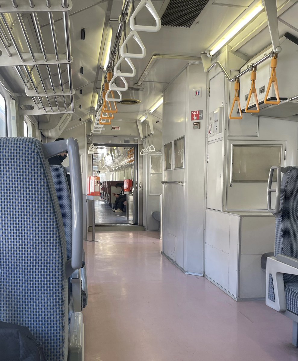 uta_rt's tweet photo. すれ違い列車を待つ車内に
ただよう春の光と揮発油の匂い
（小海駅にて） https://t.co/SPqGzGw8ea