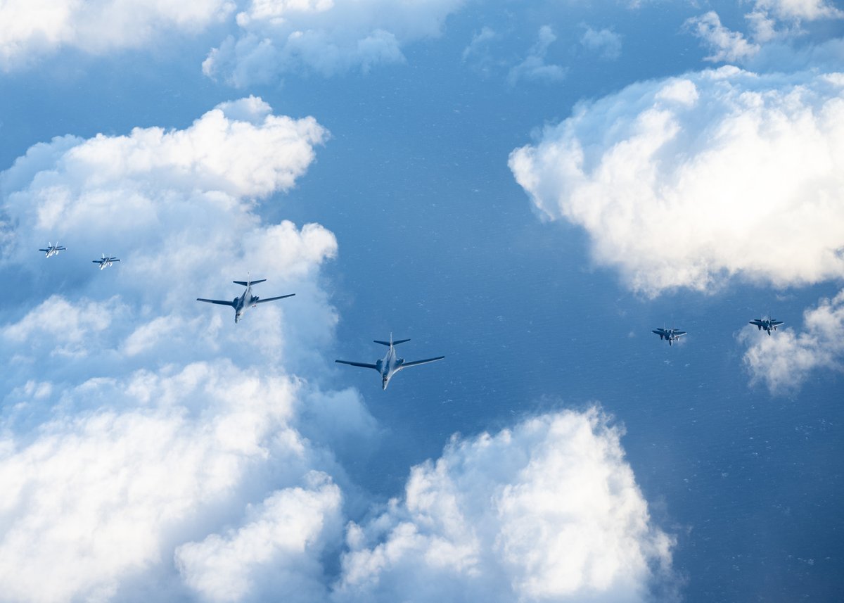 Yesterday, 🇨🇦 #NORAD Region CF-18s intercepted a USSTRATCOM Bomber Task Force on Canada’s East Coast during Op #NobleDefender before handing the aircraft over to our 🇺🇸 ally. Scenarios like this enhance readiness and the ability of #NORAD forces to respond to real world treats.