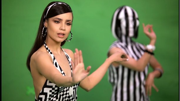 Charts_sofia's tweet image. .@SofiaCarson for "Applause - Upbeat Version" behind the scenes - a thread

Please tell me what's your favorite with #applause
and stream Applause audio &amp;amp; the two music video on YouTube !