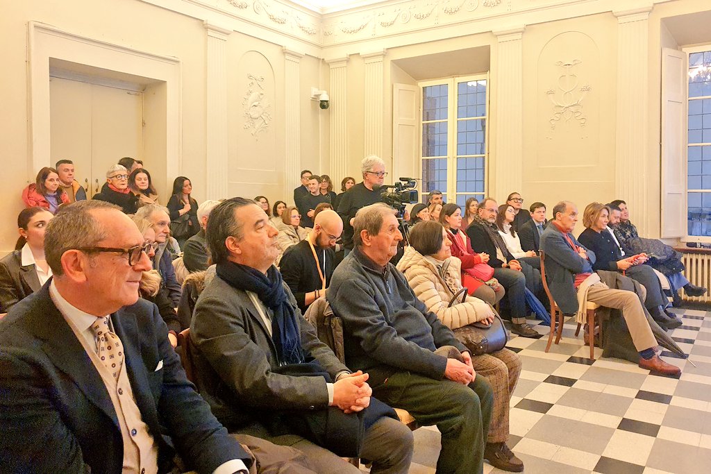 Presentato il libro "Leadership femminile. Esiste davvero?" (FrancoAngeli, 2023), a cura di Chiara Galgani, alumna <a href="/unisiena/">Università di Siena</a>, e Valeria Santoro.
✅ Con: il Rettore Roberto Di Pietra; Antonella Mansi, industriale; Maria Pia Maraghini, prof.ssa DISAG. 
👉 unisi.it/unisilife/even…