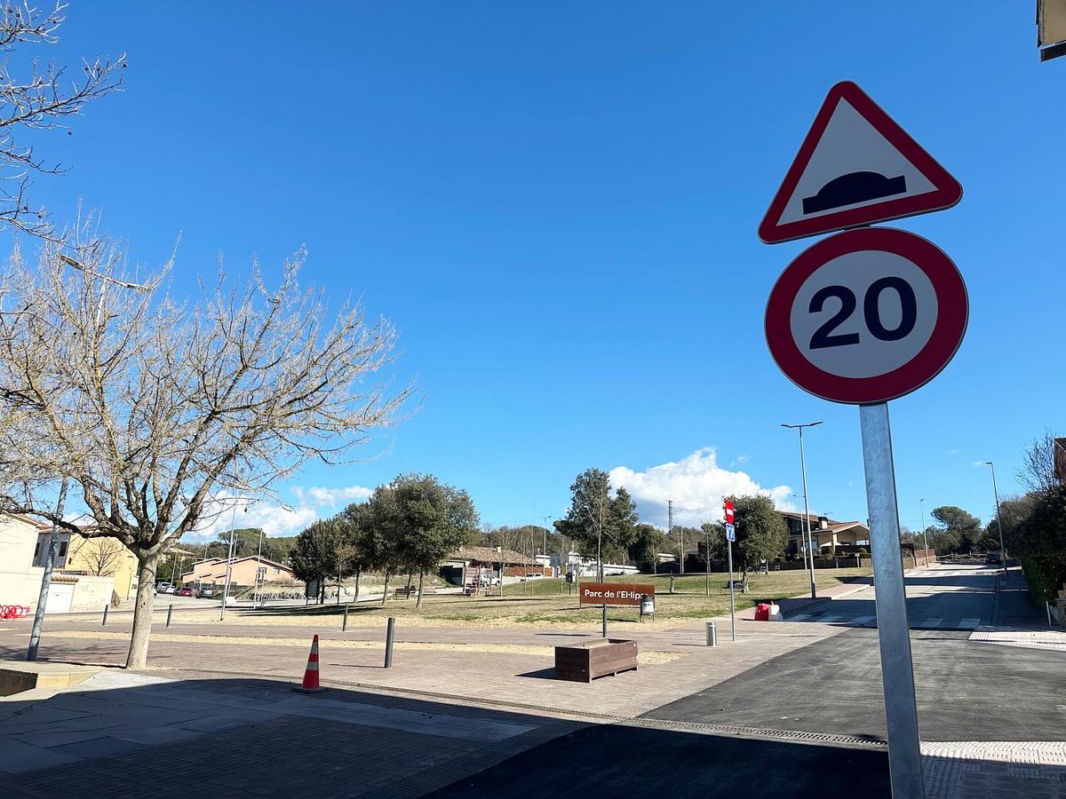 Avui han finalitzat les obres de la plataforma única entre la plaça de l’Església i el parc de l’El•lipse. Una obra reivindicada des de fa molts anys pel poble i que ja és una realitat.
#plataformaúnica #smbalenyà