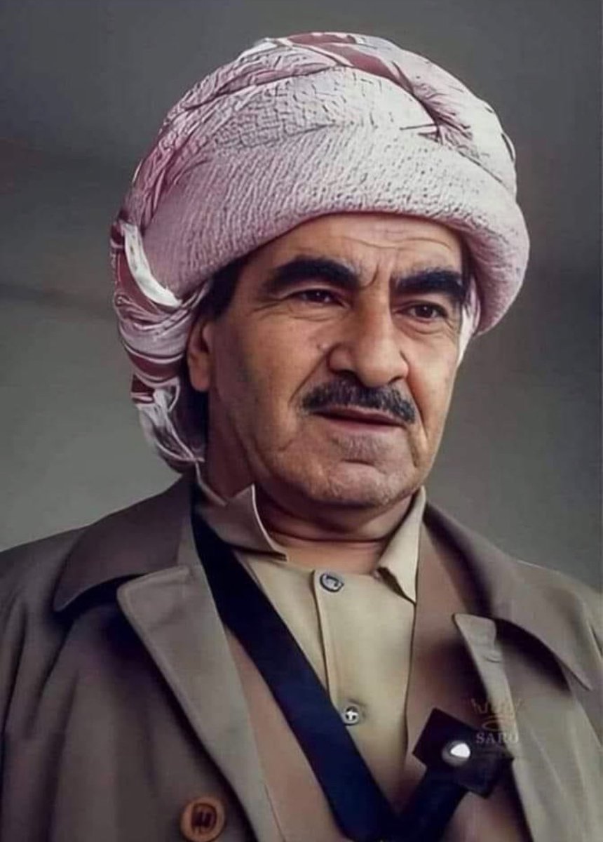 Bradermusiki4's tweet photo. MUSTAFA  BARZANI.

Pûk û berff û bahoze çîyayê Agirî ye
Volkan û ar û koze nobedarê Xanî ye
Siwarê hespê boze li kêleka Qazî ye
Şervan û peşmerge ye Mustafa Barzani ye

Bavê Idris nemire li dîrokê zindî îye
Rêbazek nû ava kir jibo me ronahî ye
Li hember zilmê rabû lawê Kurdistanî ye
Şervan û pêşmerge ye Mustafa Barzanî ye

Jibo aştî û aramî herdem şaristanî ye
Li dîwanê danişe kalê heftê salî ye
Li kozik û çeperan xortê çarde salî ye
Serok û peşmerge ye Mustafa Barzanî ye

Yan Kurdistan ya neman mîna şêra qêrîya
Bo azadîya Kurdistan meşek mezin meşîya
Bo jiyanek bi rûmet çîya bi çîya gerîya
Got tenha çîya dostin ezim bazê li ser çîya
Serok û peşmerge ye Mustafa Barzani ye

Braderim dibêjim dengê Kurdistanî me
Hunermend û dengbêjim li ser rêça Xanî me
Bi stran û bi wêjim serxwebûnê zanî me
Dewlet bûn û serxwebûn rêbaza Barzanime
Serok û peşmerge ye Mustafa Barzanî ye

Brader 
Arnhem.