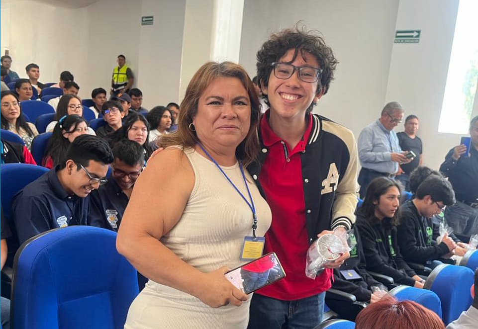 La Mtra. Samantha Hernández Cardeña, Directora General del Colegio de Bachilleres del Estado de Quintana Roo, se enorgullece en felicitar al alumno Luis Veudi Vivas Pérez, del Plantel Chetumal Uno, por su medalla de oro en la XXXIII Olimpiada Nacional de Química.