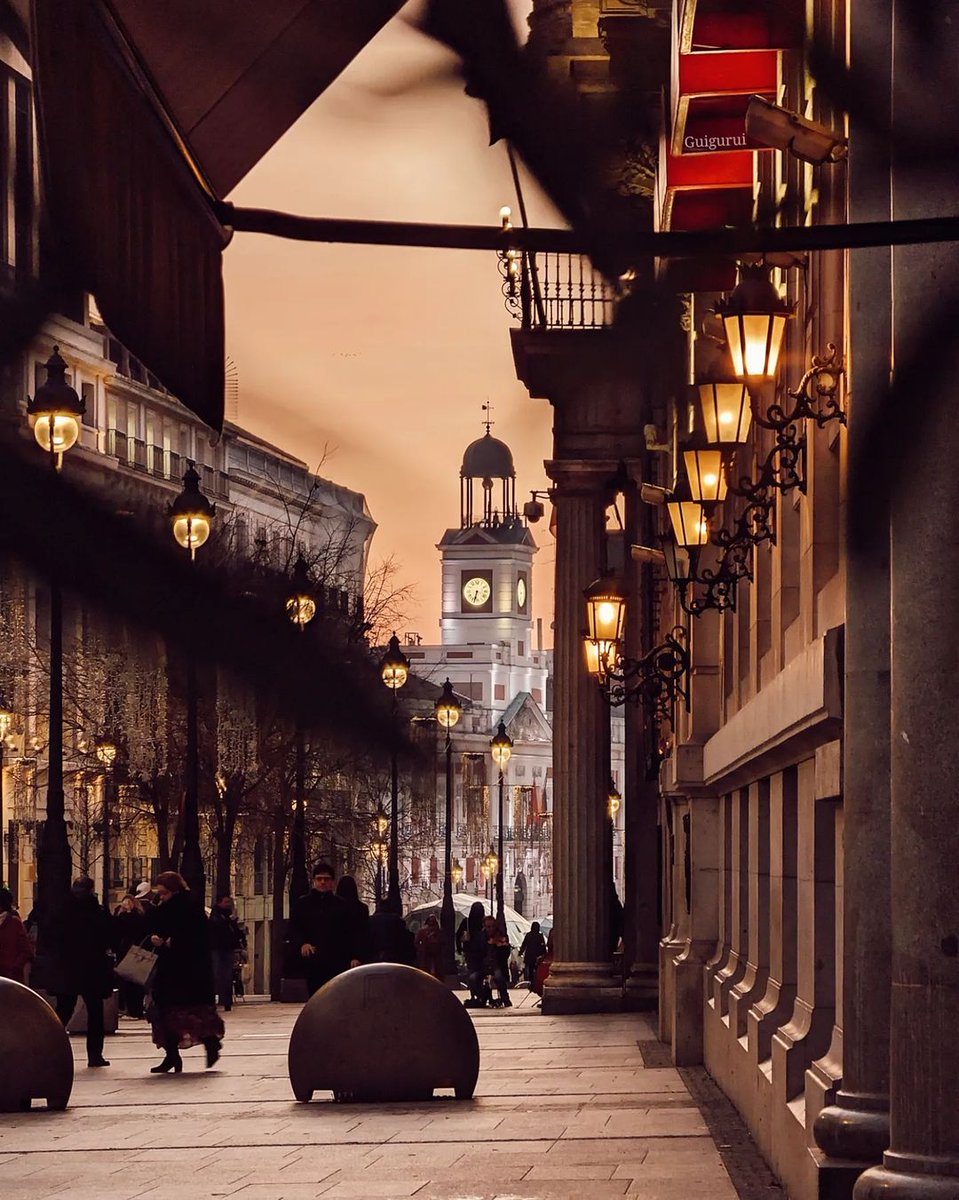 Cae la noche en Madrid con la Puerta del Sol de fondo.

📷 <a href="/Guigurui/">Guido Gutiérrez Ruiz</a>