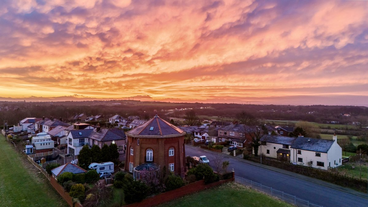 SP00NS's tweet image. ☀️ Lovely #sunrise in #Westhoughton this morning over the former water tower 😍