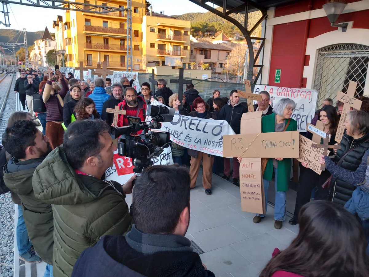 defensemR3's tweet photo. ❌ L'R3, LA NOSTRA CREU!

➡️ Compartim el manifest conjunt amb @transportpublic i El Ripollès Existeix i un parell de fotos de la processó reivindicativa d'avui a #laGarriga. Volem que @Adif_es, @Renfe i @territoricat acabin qmb el calvari de cada trajecte de l'R3!

#R3ViaCrucis https://t.co/61ZDHSr2nB