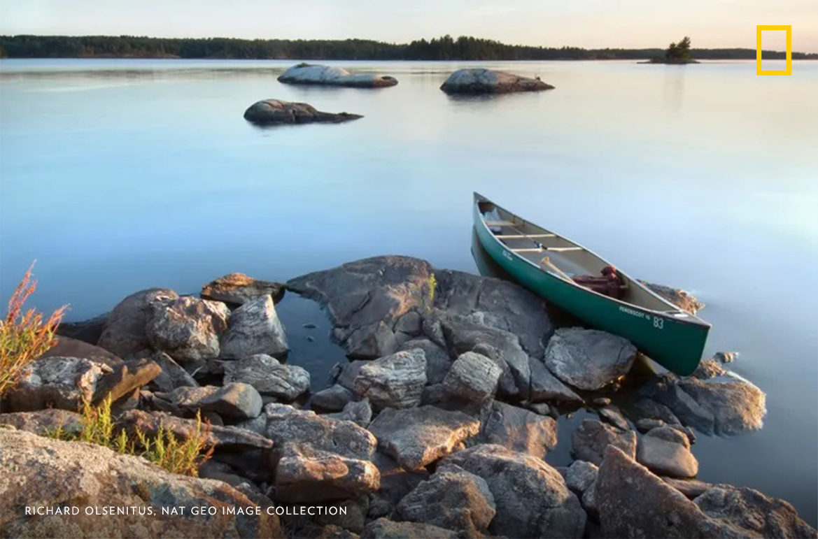 #PhotoduJour | Un canoë fixé entre des pierres sur le rivage de l’île de Round Bear qui se trouve sur le lac Kabetogama, dans le Minnesota. L’hiver, ce lac du parc national des Voyageurs est gelé. On peut alors y pratiquer la pêche sous glace ou le traverser en motoneige.