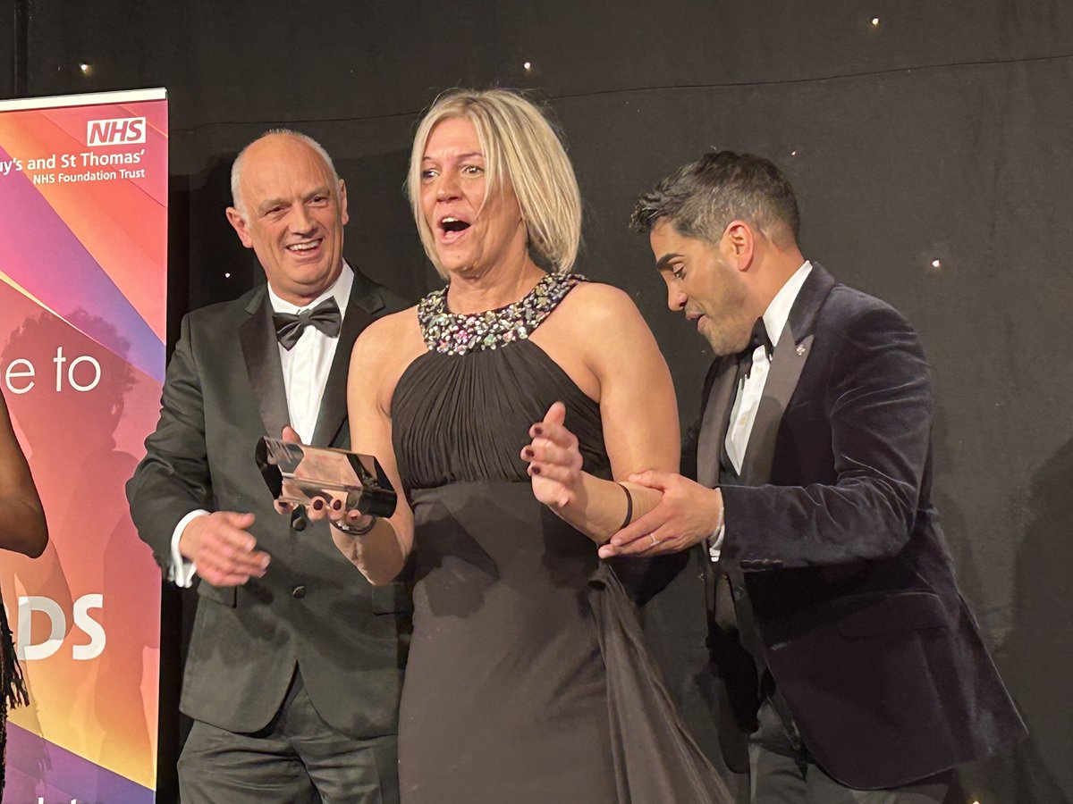 Absolutely fantastic start to the evening- first <a href="/GSTT/">GST</a> award ‘Putting patients first’ only went to our amazing #Essentia Porter Julie Graham. #TeamGSTT