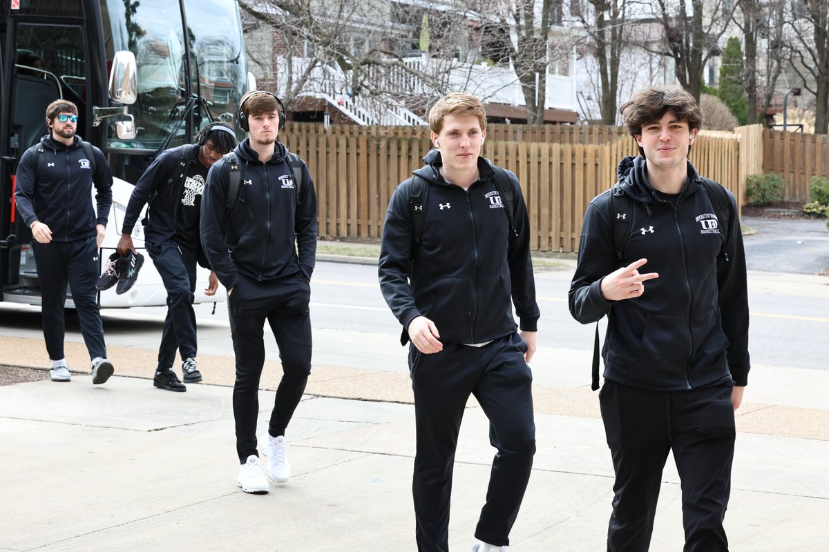 📍WashU Field House

The Spartans have arrived!

#d3hoops #NCAATournament