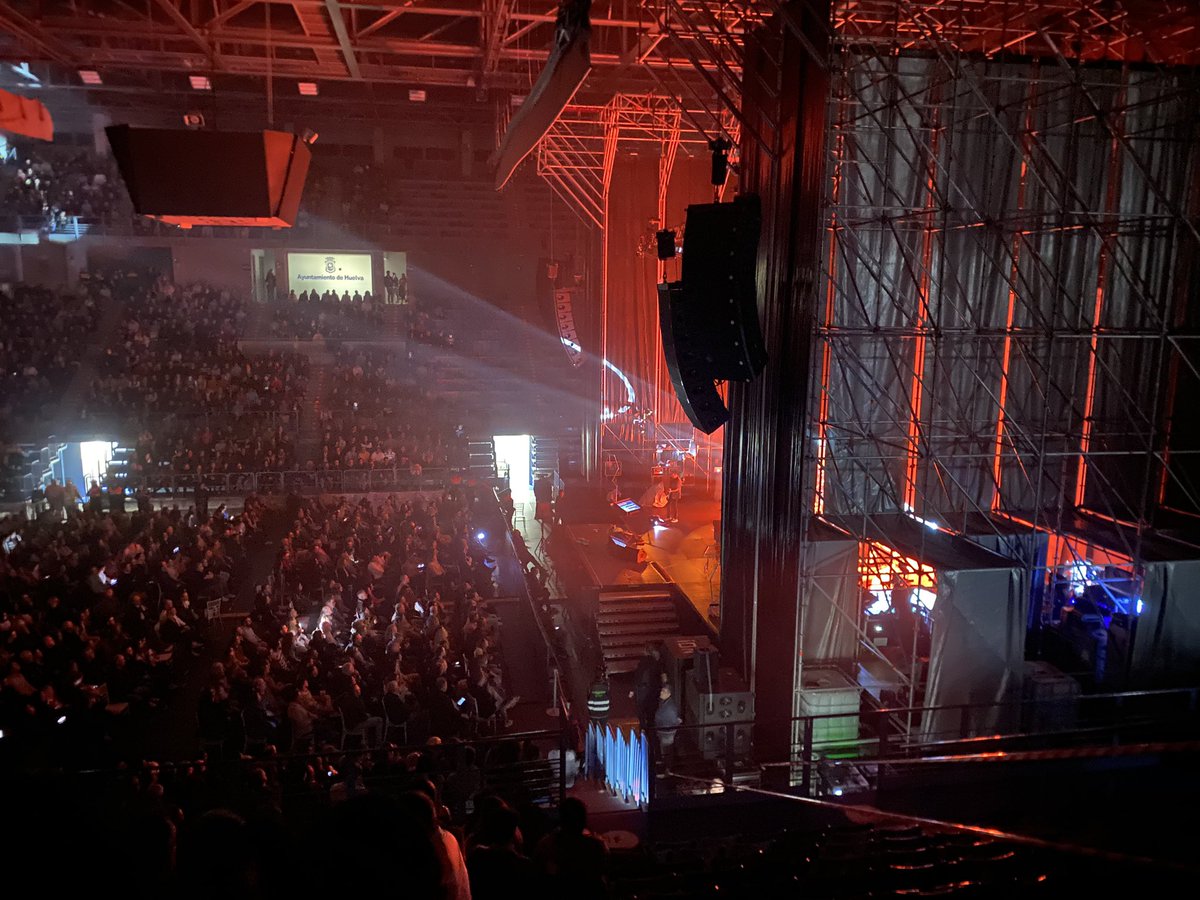 La visibilidad del escenario en entradas que han costado 60 euros... Nada más que se mueve un poco no se ve ni al cantante. Regular el estreno de los conciertos en el Carolina Marín <a href="/AytoHuelva/">Ayuntamiento Huelva</a> @NachoMolinaCOPE La gente mosqueada y con razón...