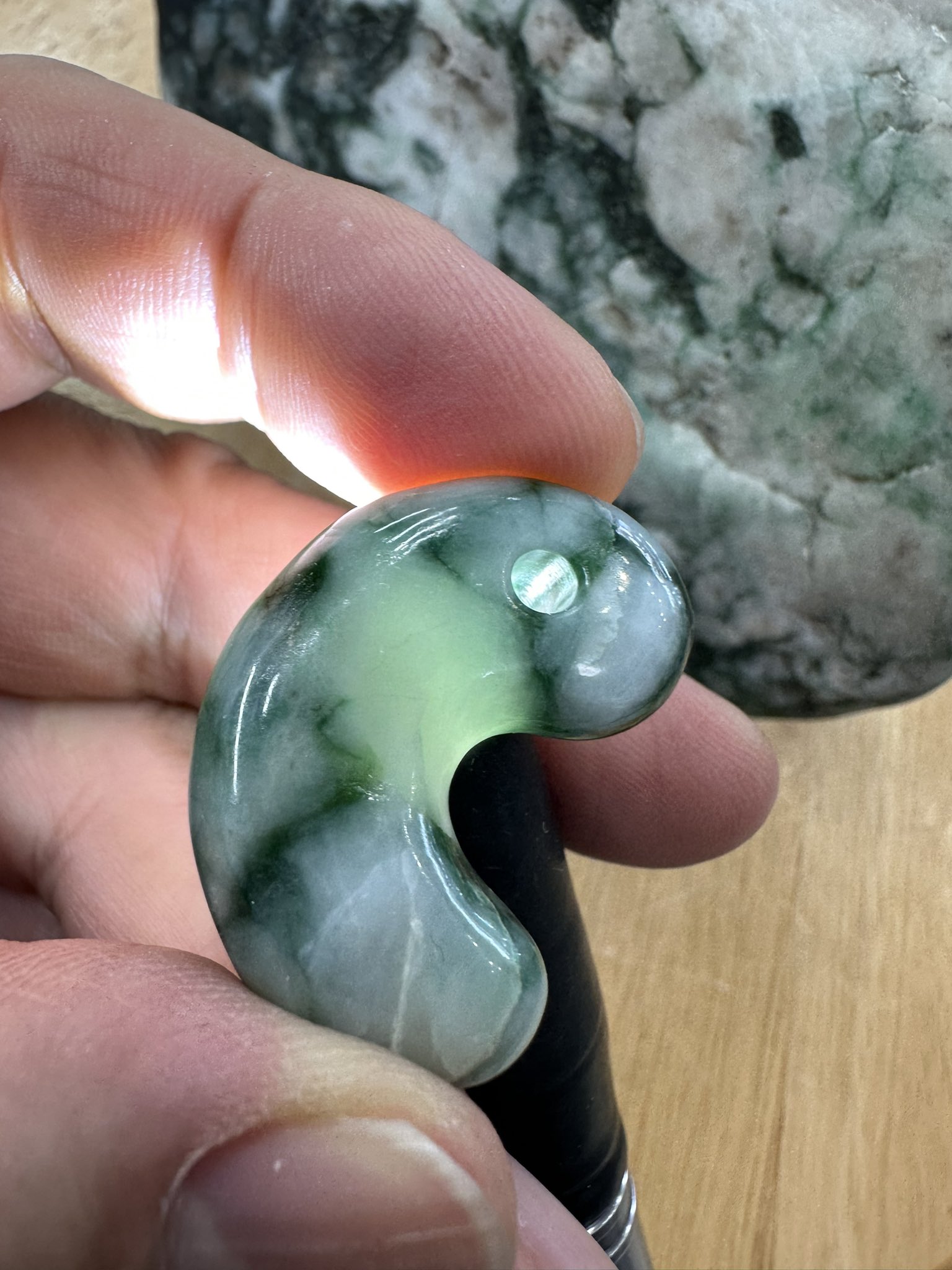 白と緑の圧砕翡翠］糸魚川翡翠 176g （JD-112 糸魚川翡翠 海岸