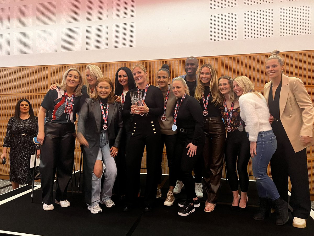 Vase winners <a href="/carling/">Carling</a> are presented with their award alongside Cure Leukaemia Chairperson, Geoff Cousins and England Lioness and Aston Villa Striker, Rachel Daly 🏆 #WomensCopaDelCL