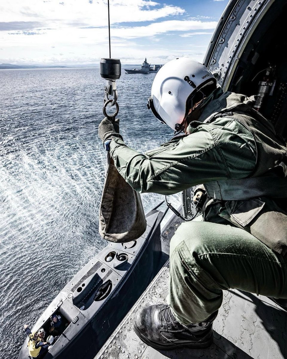 aoezay's tweet photo. Gurur Veren Resimler I 🇹🇷 Deniz Kuvvetlerimize ait Karakol Helikopteri, #NATO'nun #Akdeniz’deki denizaltı savunma tatbikatı #DynamicManta24 kapsamında bir Müttefik #Türk denizaltısı üzerinde bir vinç tatbikatı gerçekleştiriyor; Bu resimler bu gün NATO tarafından servis edildi. https://t.co/3fpCWi2EJG