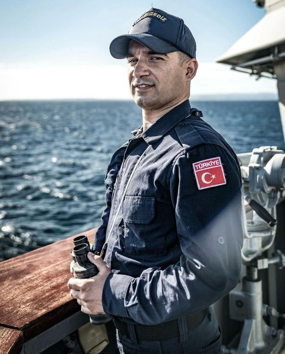 aoezay's tweet photo. Gurur Veren Resimler I 🇹🇷 Deniz Kuvvetlerimize ait Karakol Helikopteri, #NATO'nun #Akdeniz’deki denizaltı savunma tatbikatı #DynamicManta24 kapsamında bir Müttefik #Türk denizaltısı üzerinde bir vinç tatbikatı gerçekleştiriyor; Bu resimler bu gün NATO tarafından servis edildi. https://t.co/3MuwvLmEwJ
