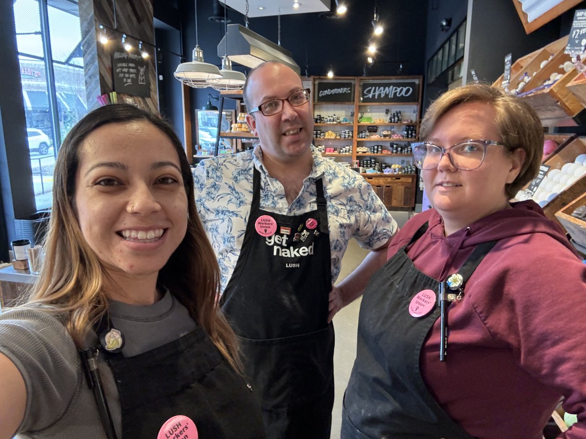 Did you know that workers at 2 Lush Cosmetics stores in KY are bargaining their first union contract? ✊ Help us show them some labor movement love heading into the weekend. 💙 Or even better...share this with someone who works at Lush ufcw.org/start-a-union/