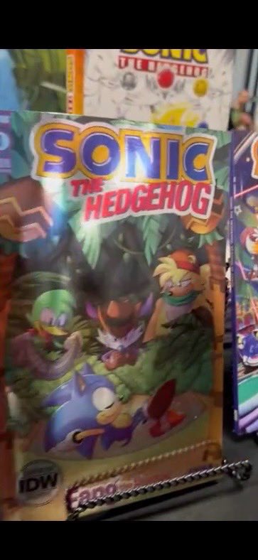 The Fang the Hunter Convention Exclusive cover variant by @ArtBunnii has finally been spotted in the wild! It's at the @IDWPublishing booth at Emerald City Comic Con in Seattle Looks like they have some other foils and the art book as well! #IDWSonic