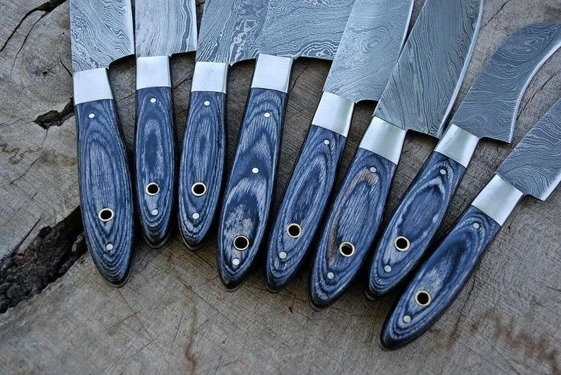 Handmade Hand Crafted Damascus Steel Blade Kitchen Knives Chef Knives Set with Leather Roll Kit. 

Shipping Worldwide 

DM us for Order or more Information.

#chef #bbq #bbqtime #knife #usa #outdoor #OutdoorAdventures