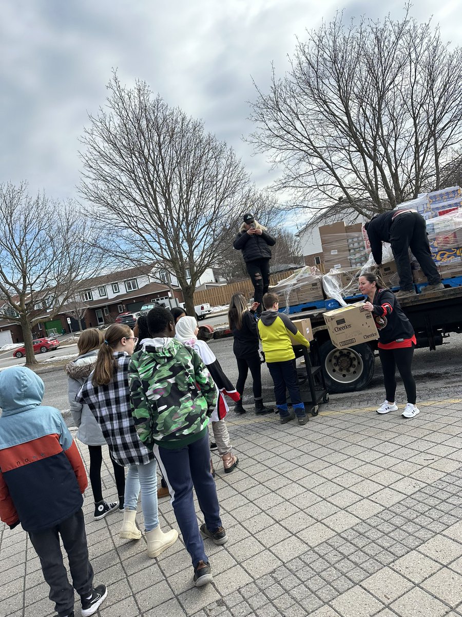 MsAbbottOCSB's tweet image. Our hearts are so full at @StLukeNepean! What an incredible day filled with generosity, teamwork, love and school spirit! Thank you Marathon Underground for your donations to our Lenten Project💚🖤🥫 so many bellies will be fed at the @BarrhavenFood #ocsbHope #ocsbCommunity