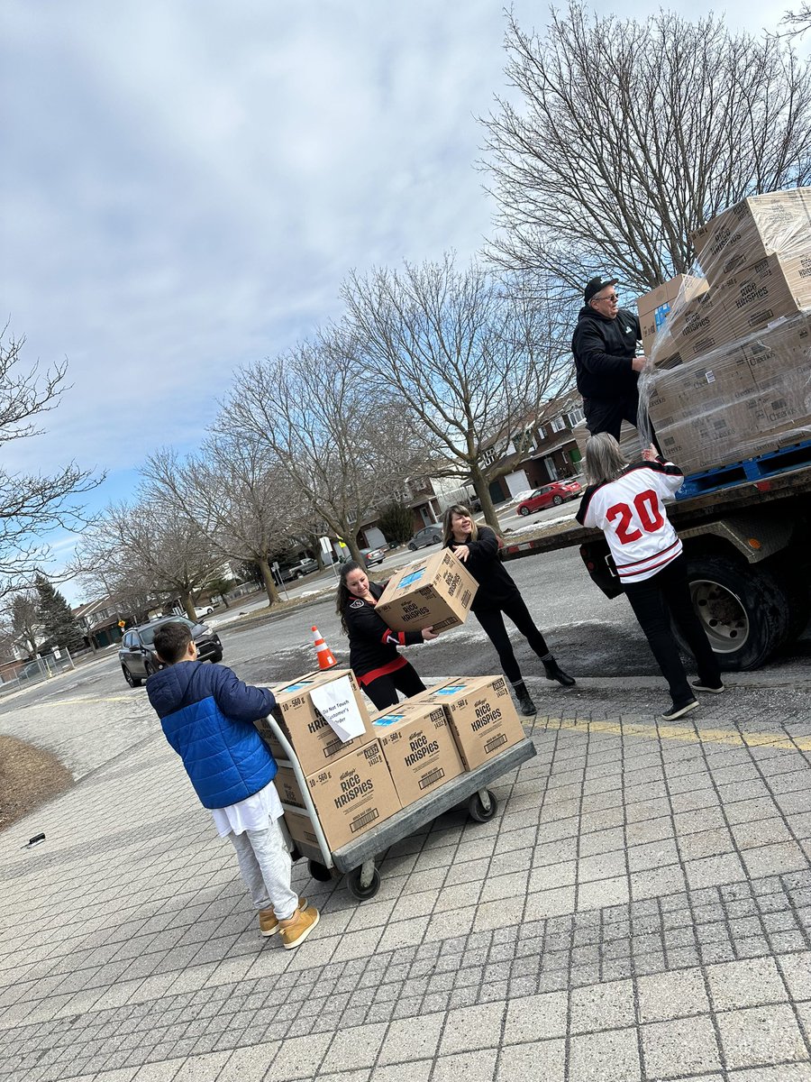 MsAbbottOCSB's tweet image. Our hearts are so full at @StLukeNepean! What an incredible day filled with generosity, teamwork, love and school spirit! Thank you Marathon Underground for your donations to our Lenten Project💚🖤🥫 so many bellies will be fed at the @BarrhavenFood #ocsbHope #ocsbCommunity