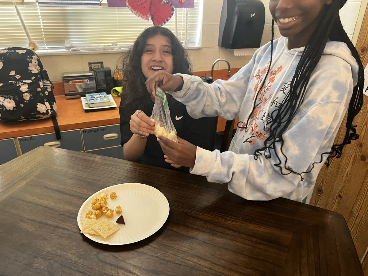 MillsLoree's tweet image. Building “stomachs” in class to observe digestion! @TimbercrestElem So gross… SO fun! #vcsscientists #vcsscience #MrsMillsClass
