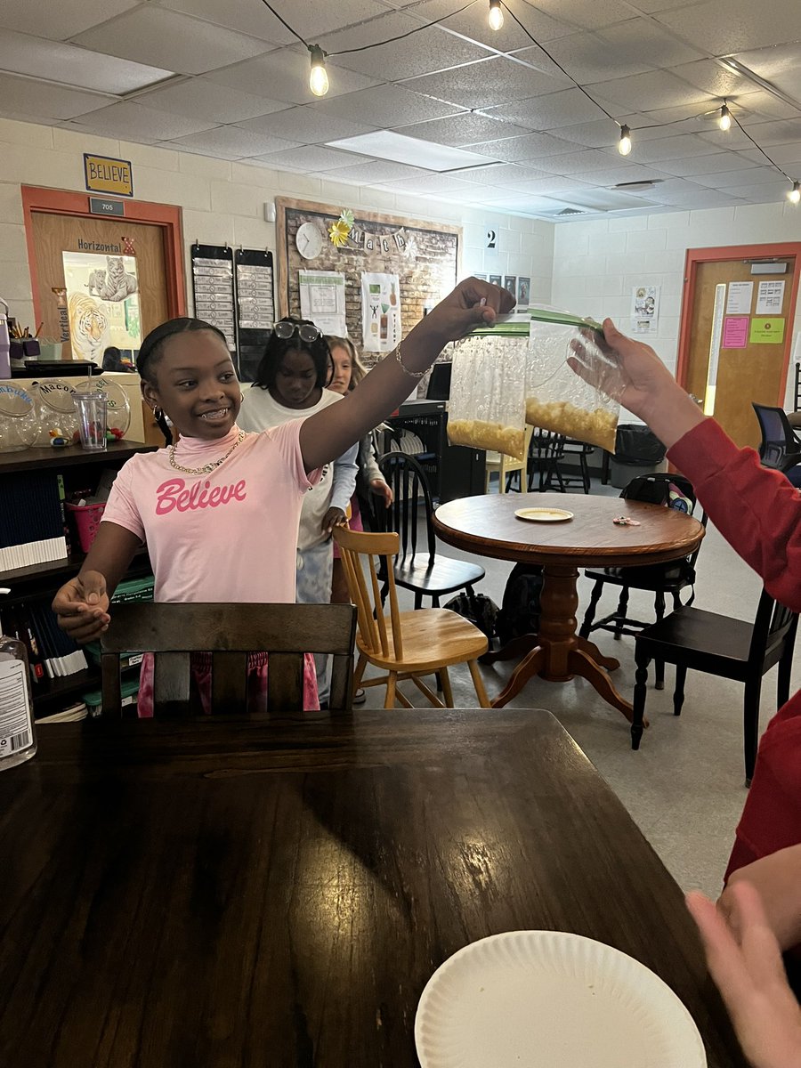 MillsLoree's tweet image. Building “stomachs” in class to observe digestion! @TimbercrestElem So gross… SO fun! #vcsscientists #vcsscience #MrsMillsClass