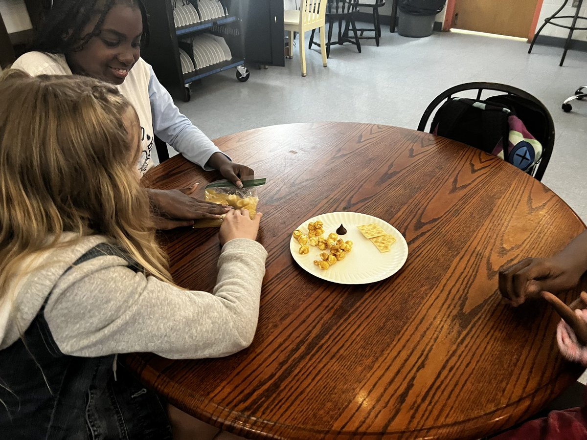 MillsLoree's tweet image. Building “stomachs” in class to observe digestion! @TimbercrestElem So gross… SO fun! #vcsscientists #vcsscience #MrsMillsClass