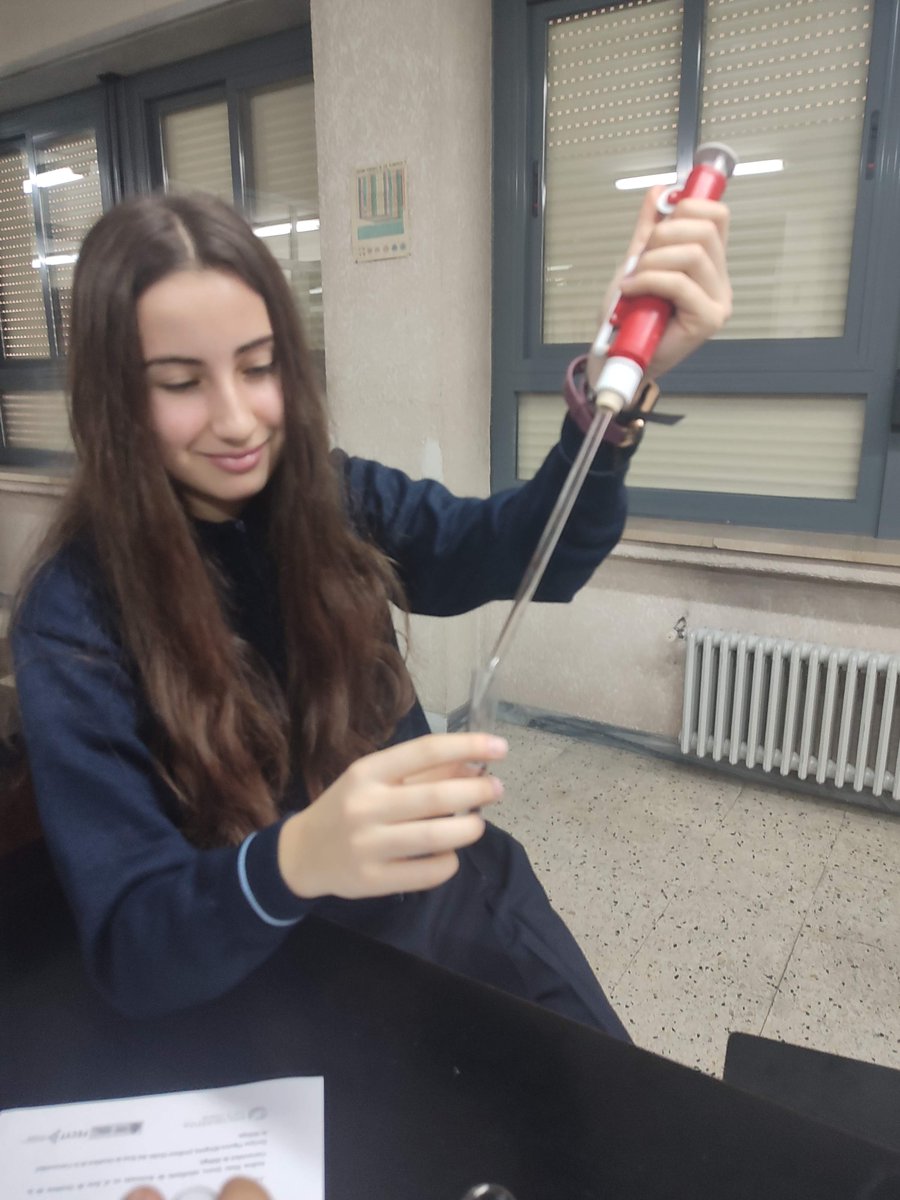 AmorDiosVa's tweet photo. #SecundariaADD #BiologíaygeologíaADD #4ESO Extracción de ADN de las células de mucosa bucal.
Empezamos una serie de experimentos y practicas de genética. Aprendemos experimentando. #Aprenderaprender https://t.co/JasWdtZtD2