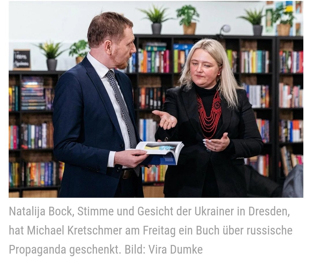 Storch_i's tweet image. Ich feiere Natalija Bock.

Sie schenkte @MPKretschmer beim Besuch des Ukrainischen Hauses das ein Buch „Propaganda erkennen, Fakten verstehen“.

👌🏼 freiepresse.de/nachrichten/sa…