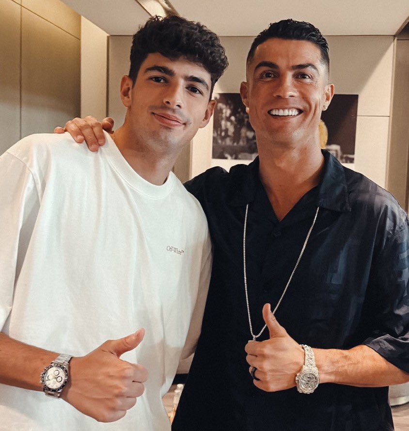 Ahora que la temporada ha empezado, mirad quien ha estado con Arturo Coello. @Cristiano se ha hecho una foto con El Bicho King Coello. 😜😜