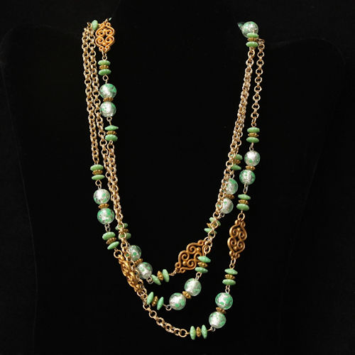 Pretty spring-green beads in a versatile flapper-length necklace! flotsamfrommichigan.etsy.com/listing/168094…  #vtg #vintage #vintagejewelry #vintagenecklace #retro #boho #springbling #retro #1960s #FlotsamFromMichigan #etsyvintage