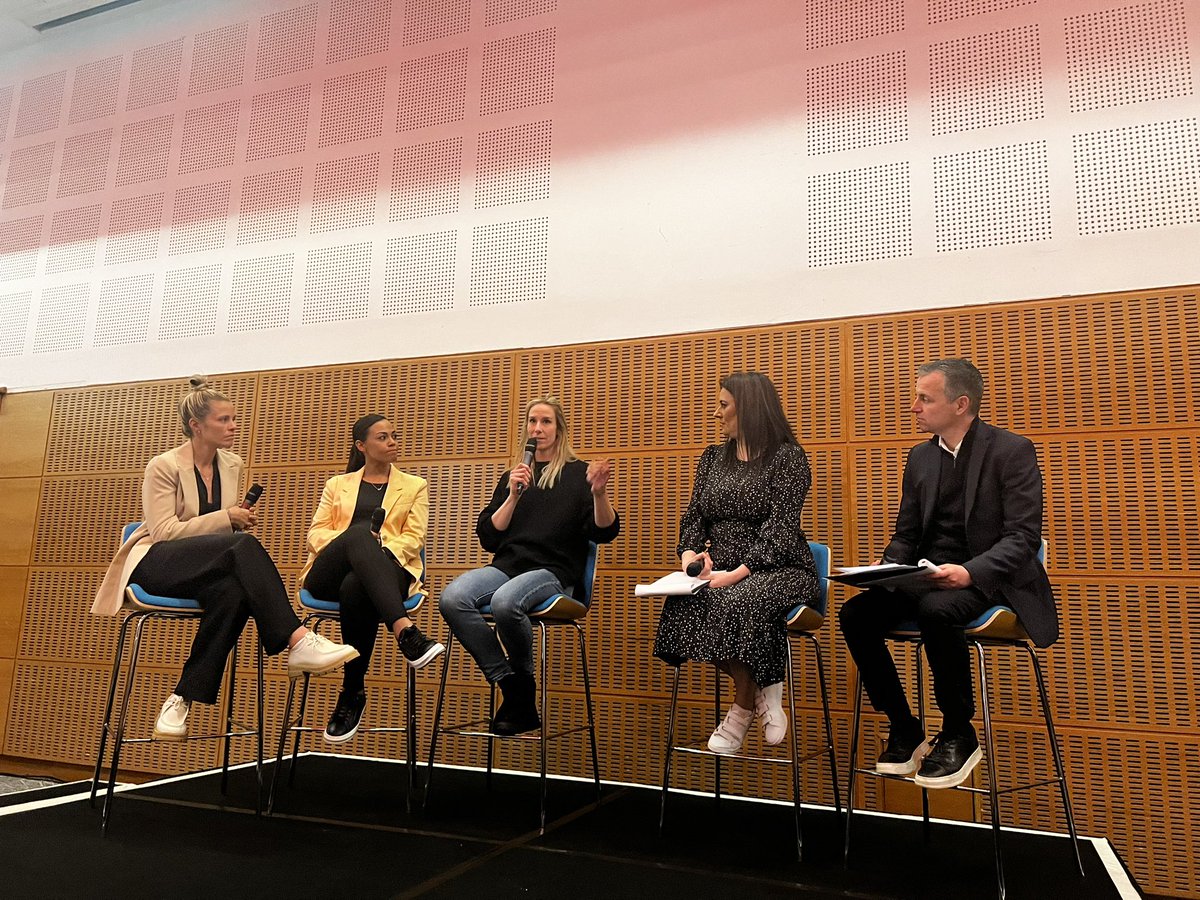 We’re honoured to be joined this evening by @AVWFCOfficial and @Lionesses star @RachelDaly3, @fernwhelan5 and @klbardsley ⚽️🤩 #WomensCopaDelCL