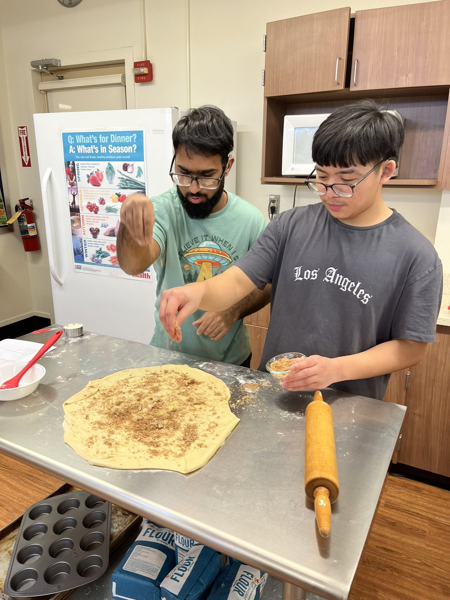 GLHSDeafProgram's tweet image. Everyday Gourmet is a hit! Amy, Faiz, Derek and Millie busy baking.