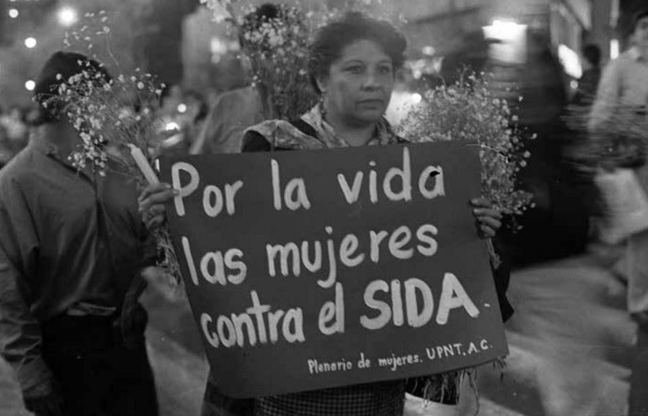 En todo el mundo, el trabajo de la sociedad civil ha sido clave para la detección, prevención y tratamiento del VIH. Hoy que es el Día por la #CeroDiscriminación hay que reconocer que la participación de las organizaciones es crucial. Les cuento por qué🧵
(📷 P. Valtierra, 1991)