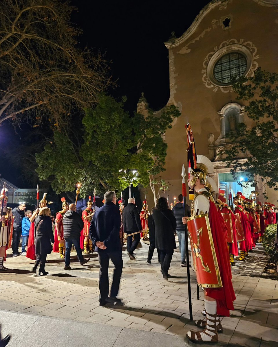 ERC Valls (@esquerravalls) on Twitter photo La Germandat de la <a href="/CrucifixioValls/">Germandat Crucifixió</a> celebra el 75è aniversari del misteri de la crucifixió de Jesús amb una missa a l'església de Sant Joan.
Seguidament, des de l'església de Sant Joan fins al Carme, ha tingut lloc una processó extraordinària encapçalada pels Armats de Valls. La Germandat de la <a href="/CrucifixioValls/">Germandat Crucifixió</a> celebra el 75è aniversari del misteri de la crucifixió de Jesús amb una missa a l'església de Sant Joan.
Seguidament, des de l'església de Sant Joan fins al Carme, ha tingut lloc una processó extraordinària encapçalada pels Armats de Valls.