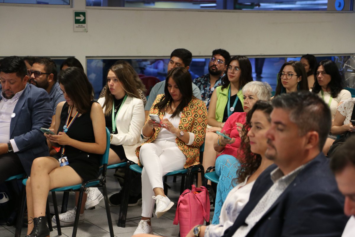 En el #DíaCeroDiscriminación, la Directora
<a href="/SilviaFerrada/">Silvia Ferrada Espinoza</a> participó en la firma del compromiso entre #FosisMetropolitano, <a href="/FOSIS_Chile/">FOSIS</a> y <a href="/reddiversacl/">Red de Municipios Diversos, Chile 🏳️‍🌈</a>, donde el <a href="/OPCND_Segegob/">Observatorio de Participación Ciudadana</a>
realizó una capacitación acerca de la Ley Antidiscriminación para funcionarias y funcionarios públicos.