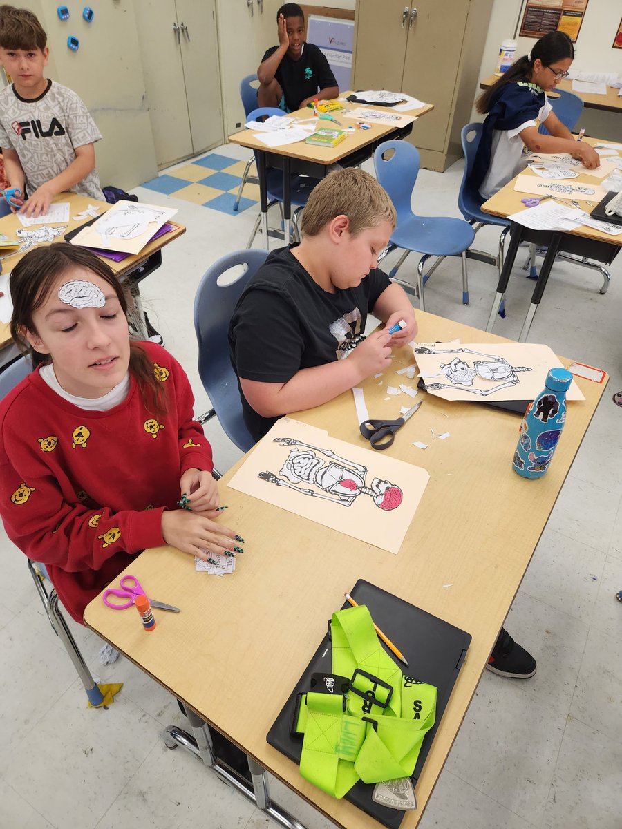 This week at South Daytona Elemantery schhol our 5th graders focused on the human body. Wednsday we created midels of the human bidy. Today the clqss learned how food was digested in the human body.  #vcsscientist #sde