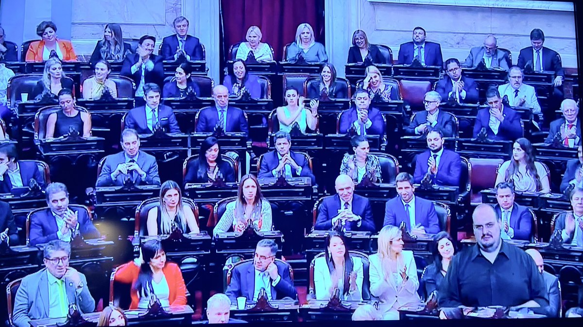 #Milei #APERTURADESESIONES2024 “Un sistema en absoluta bancarrota moral que solo puede generar pobres, y a costa de ellos produce una casta privilegiada que vive como monarcas, que llega a absurdos obcenos de impunidad, como el caso de un ex gobernador que metió tras las rejas