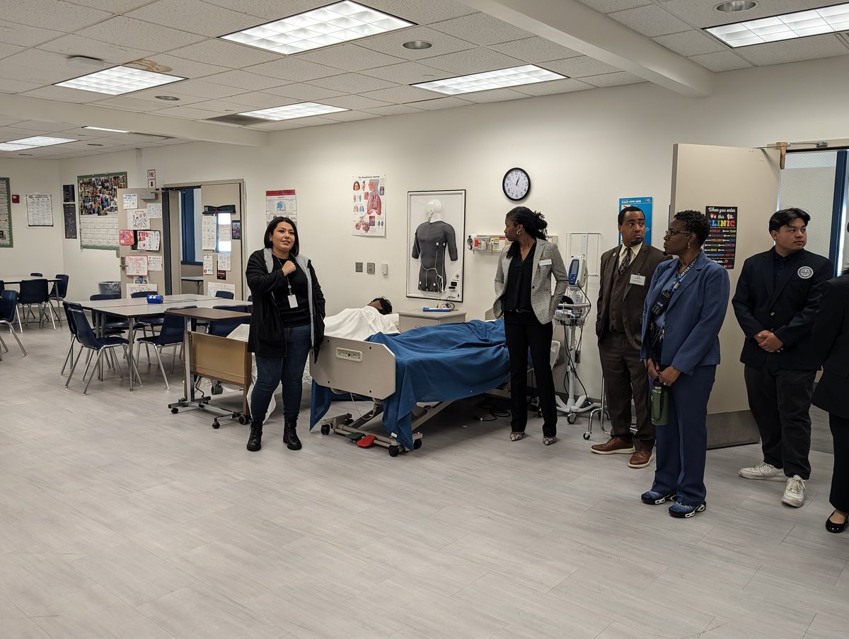 SI_RTAC's tweet photo. Statewide delegation from CDE and Legislative Brunch just visited @RialtoUSD Carter High School. During the visit, we stopped by the pharmacy tech class, healthcare class, and wellness center. This is community schools in action!
#SIRTAC #CommunitySchools #CCSPP #SBCSS https://t.co/beSpcHBYKl