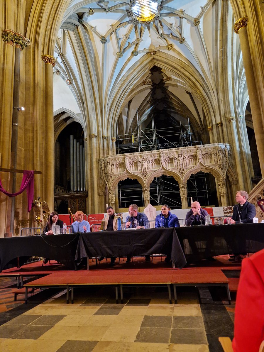 Thank you to @BristolCathedra @bristoldiocese for hosting 'A manifesto for Hope' with @SteveChalke and facilitating the discussion on reducing #knifecrime & #youthviolence this evening. Good to hear from @aspsarah_crew @EmpireFightingC @BoomerVictoria and others #hope #Youth