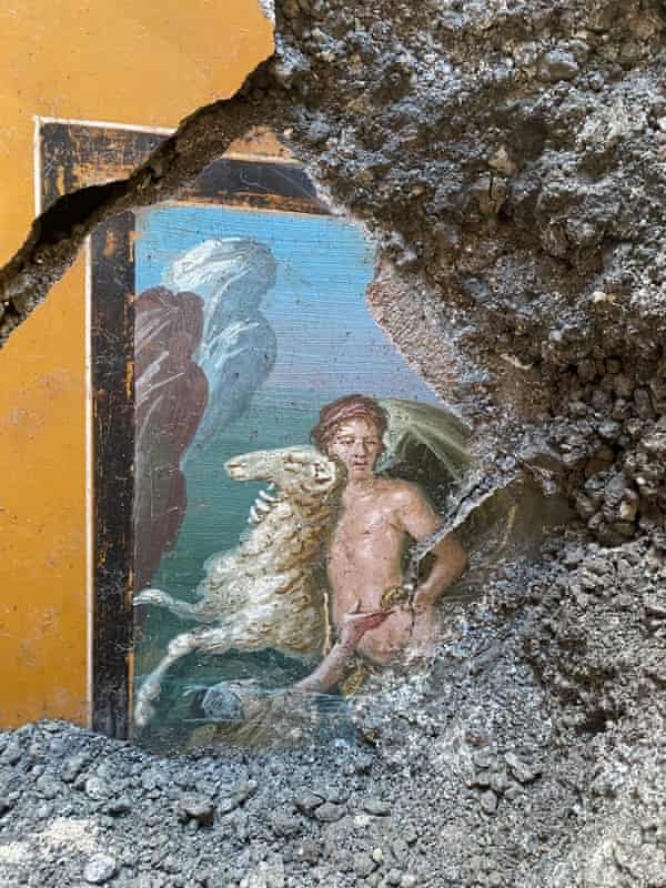 WOW! I am always amazed when Roman frescoes are discovered in an absolutely stunning condition like this one. 

#Pompeii 

theguardian.com/science/2024/m…